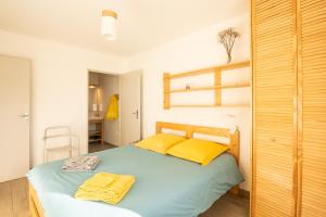 韦尔科尔地区朗Gite Le Rucher的一间卧室配有一张黄色毛巾的床