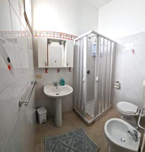 兰佩杜萨Case Pescatori的一间带水槽、淋浴和卫生间的浴室
