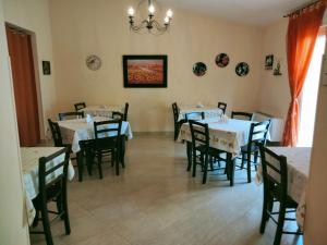 马扎拉德尔瓦洛THE BEST ROOMS & APARTMENTS - Parcheggia gratis sotto casa ed entra -的一间带桌椅和吊灯的用餐室