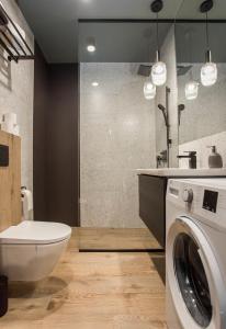 比亚韦斯托克Cudowny apartament blisko dworca的一间带洗衣机和卫生间的浴室