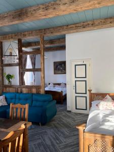 波普拉德Vila Liberta的客厅配有蓝色的沙发和床。