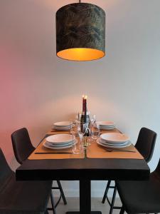 洛默尔Red cross street的餐桌,带盘子和灯