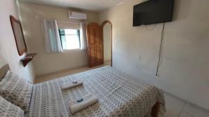 里约布兰科Apart Hotel M6D的卧室配有白色的床和2条毛巾