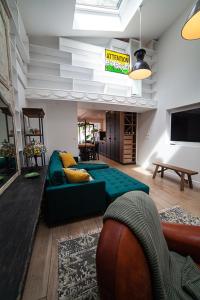 贝尔格贝努切斯诺酒店的客厅配有绿色沙发和电视