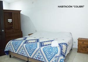 科苏梅尔Departamentos Ileana的一间卧室配有一张带蓝色和白色被子的床