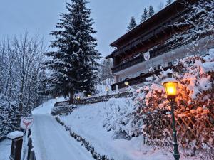 巴德加斯坦The Lodge at Bad Gastein的建筑物旁的雪覆盖的街道灯