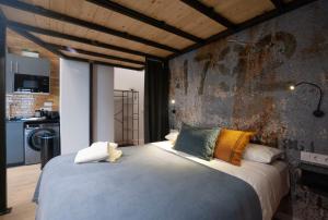 瓦伦西亚Loft con carácter en Valencia.的一间卧室配有一张大床和枕头