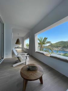 巴古尔Cap Sa Sal suites -Apartament Begur - Costa Brava的客房设有大窗户,享有海滩美景