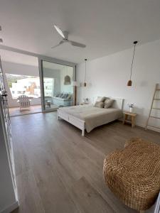 巴古尔Cap Sa Sal suites -Apartament Begur - Costa Brava的白色的卧室设有床和大窗户