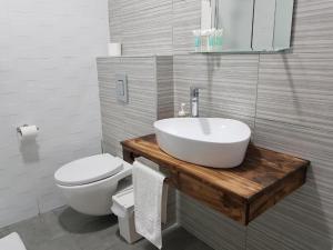 Or YehudaAirport Guest House的浴室配有白色水槽和卫生间。