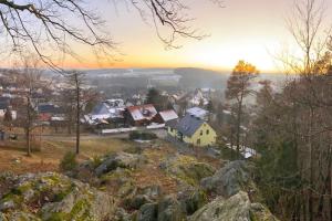 SchauensteinDenkmalgeschützter Bauernhof的日落山顶的房屋