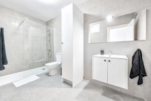 大加那利岛拉斯帕尔马斯Sweet garden Las palmas的白色的浴室设有卫生间和水槽。