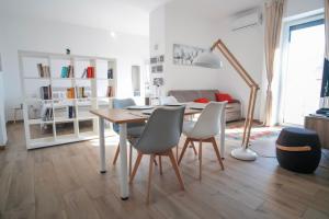 巴里Rossani Suites&Aparts的客厅设有餐桌和椅子