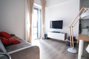 巴里Rossani Suites&Aparts的带沙发和电视的客厅