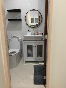 碧瑶Grandview 312 - 1BR Condo Near Burnham Park的一间带水槽、卫生间和镜子的浴室