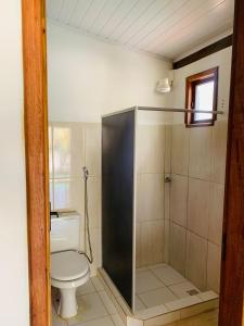 新维索萨Pousada Sem Stress Porto Itália的一间带卫生间和淋浴的浴室