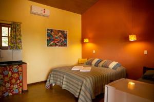 韦尔卡鲍Vila Clara do Capão的一间卧室配有一张床,上面有两条毛巾