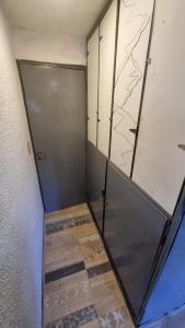 圣卡洛斯-德巴里洛切Temiscira Hostel的电梯,有金属门在房间里
