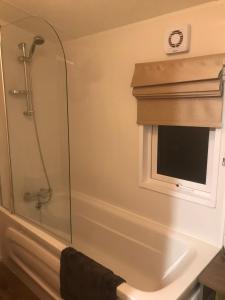 DollarRavenwood Lodge的带淋浴的浴室(带玻璃淋浴间)