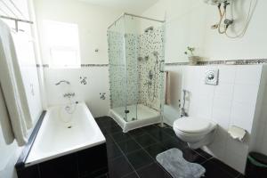 班加罗尔Luho 206的浴室配有卫生间、淋浴和盥洗盆。