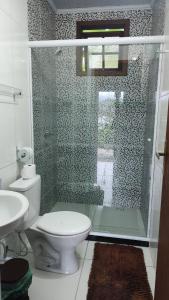 安格拉杜斯雷斯Chalés da Jack的一间带卫生间和玻璃淋浴间的浴室