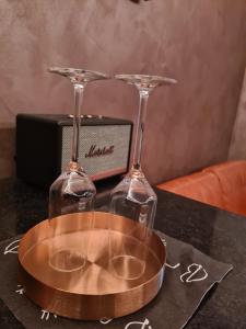卢森堡LOVE ROOM - Luxembourg的桌子上放两杯酒杯