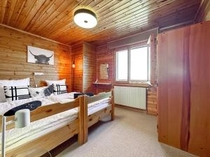 克莱恩 蒙塔纳Mirador Lodge - Crans Montana - Swiss Alps的小木屋内一间卧室,配有两张床