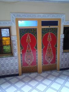 马拉喀什辛迪南部酒店的两扇门上挂着圣诞树