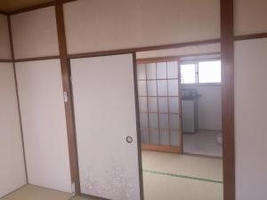 东京D-pdal Inn - Vacation STAY 39054v的一间设有两扇推拉门和一扇窗户的房间