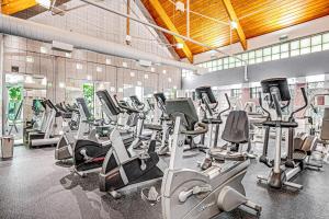 欧申维尤Bear Trap Dunes - Willow Oak的健身房设有许多跑步机和有氧运动器材