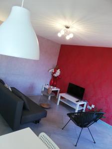 加普Charmant T3 Gap Sud的带沙发和红色墙壁的客厅