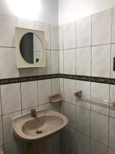 拉巴斯Céntrico apartamento的白色的浴室设有水槽和镜子