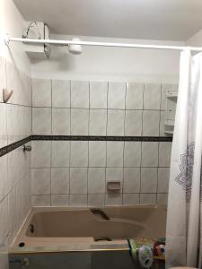 拉巴斯Céntrico apartamento的一间带浴缸的浴室