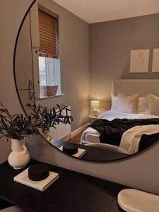 托德莫登Modern Ground Floor Apartment的一间卧室配有一张带大镜子的床