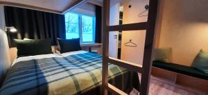 EndenRondane River Lodge - Rondane Gjestegård的小型客房配有双层床和双层床。