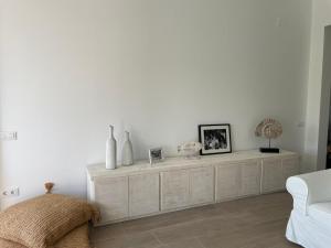巴古尔Cap Sa Sal suites -Apartament Begur - Costa Brava的白色的客厅配有白色的沙发和橱柜