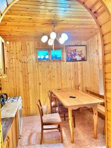 加格拉Дом под ключ Комфортик的木制用餐室配有桌椅