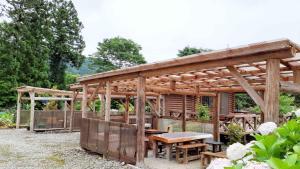 日光Sudomari no Yado Sunmore - Vacation STAY 46736v的木凉亭,带桌子和长凳