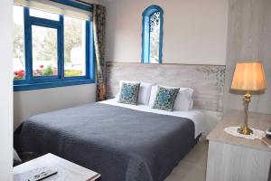 昆卡La Casa Azul的一间卧室设有一张床和两个窗户。