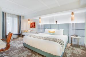 科灵伍德Living Water Resort & Spa的酒店客房设有一张大床和一张书桌。
