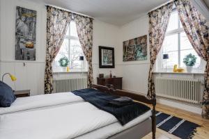 厄勒布鲁HagbackensGård Bed&Breakfast的一间卧室设有一张床和两个窗户。