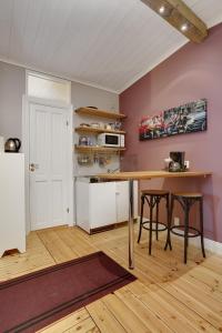 厄勒布鲁HagbackensGård Bed&Breakfast的一间厨房,里面配有桌椅