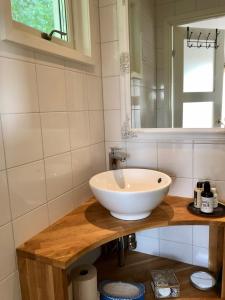 BroAnnehill i Bro的浴室设有白色水槽和镜子