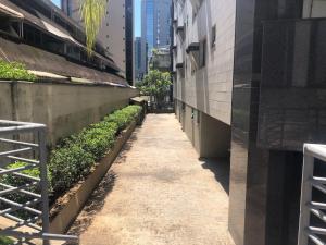 贝洛奥里藏特Flat no Ianelli的城市两座建筑之间的空洞小巷