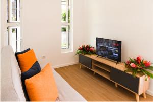 波拉波拉Vaiahi Tiny Home N1377 DTO-MT的带沙发和平面电视的客厅