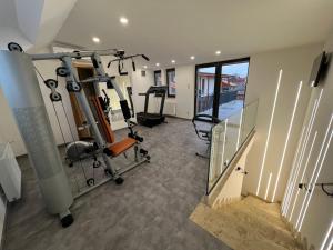 艾斯特根H11 ROOMS ESZTERGOM的健身房,配有跑步机和健身器材
