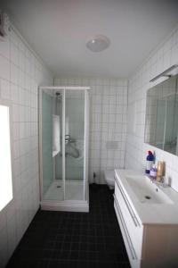 哈尔斯塔Sentral leilighet med 3 soverom 2etg的带淋浴和盥洗盆的白色浴室