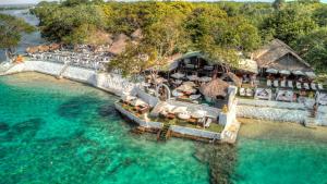 格兰德岛Bora Bora Beach Club & Hotel的水上度假村的空中景观
