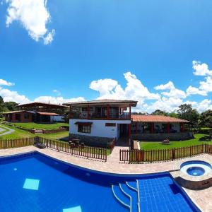 ChinchináCasa Chute的一座大房子,前面设有一个游泳池