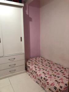 里约热内卢Cobertura com Piscina na Lapa的一间小卧室,配有一张床和一个梳妆台
